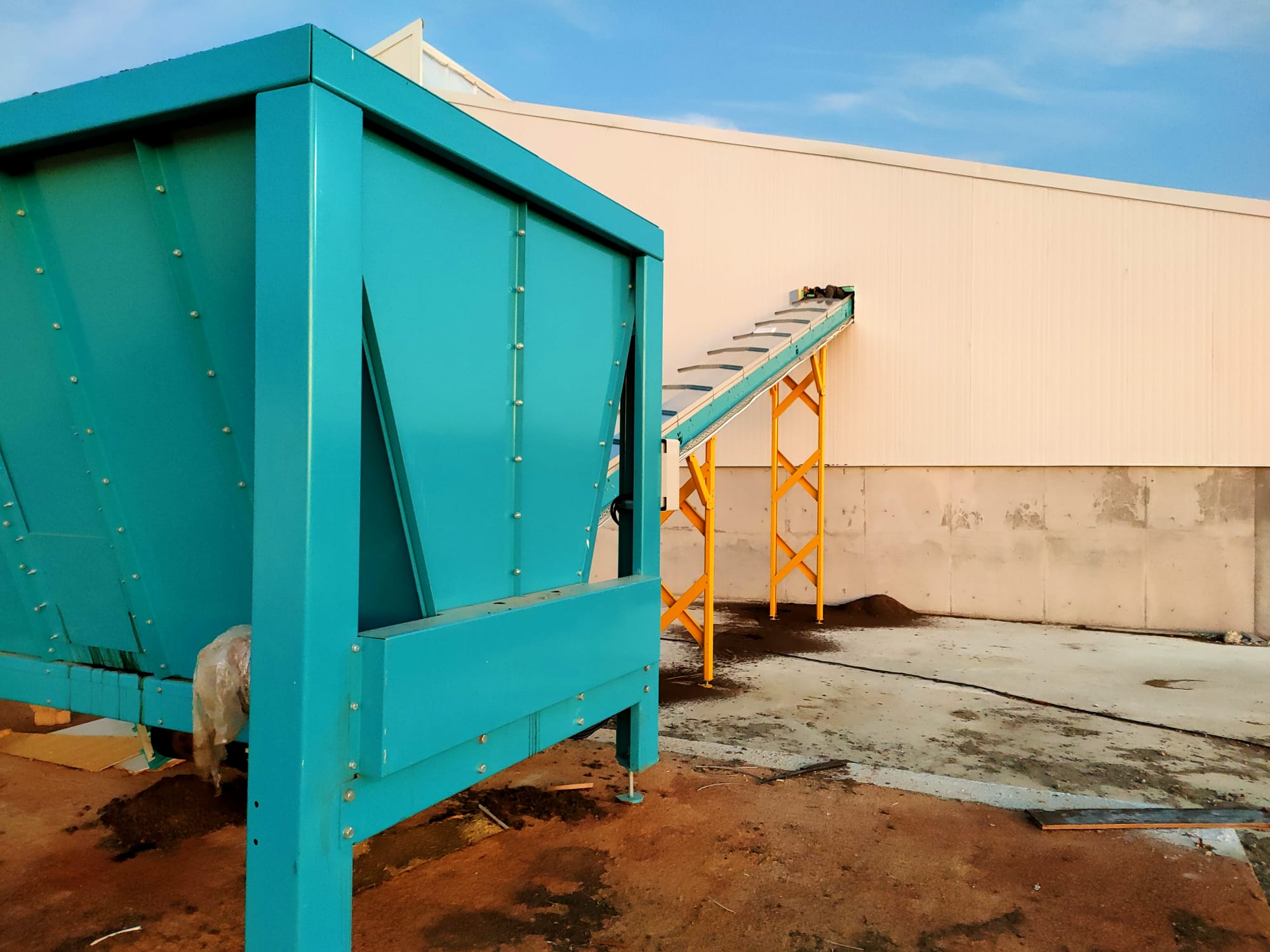 konveyör ve büyük bunker ile kompost ve organik gübre transferi resmi